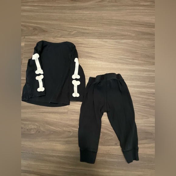 Carter's Baby Black Skeleton Halloween Pajama Set size 12M - Picture 2 of 4